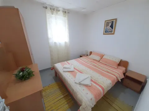 Apartmani i sobe Perović