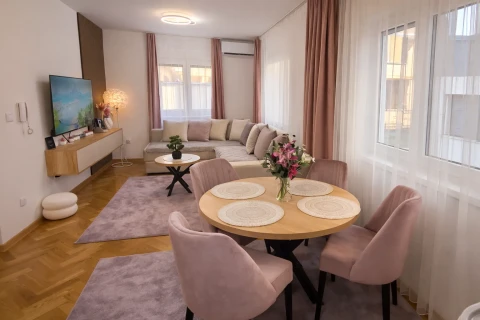 Alma Apartment - Family Stay Across Aqua Park Raj