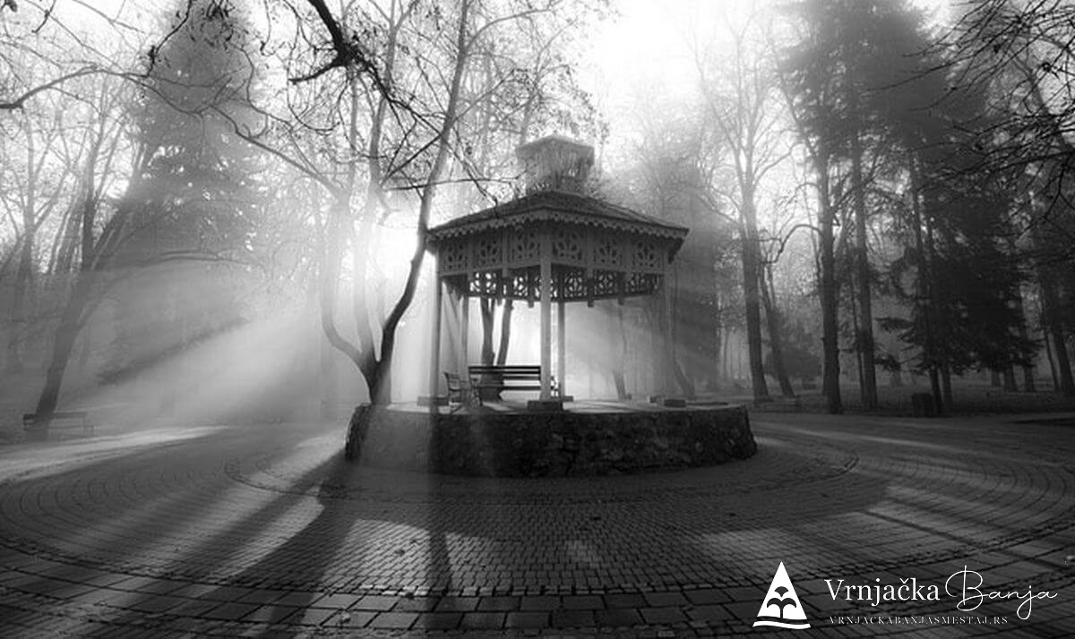 Paviljon u parku Vrnjačke Banje u jutarnjim časovima